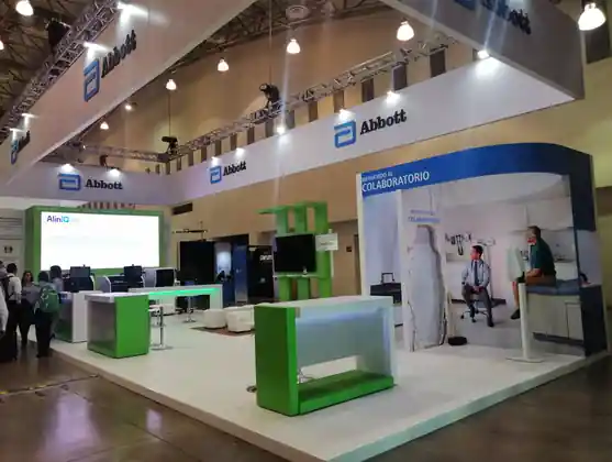 Stand de exposición con estructura y producción audiovisual
